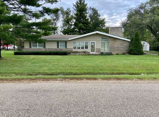 16 Green St, Fisher, IL 61843