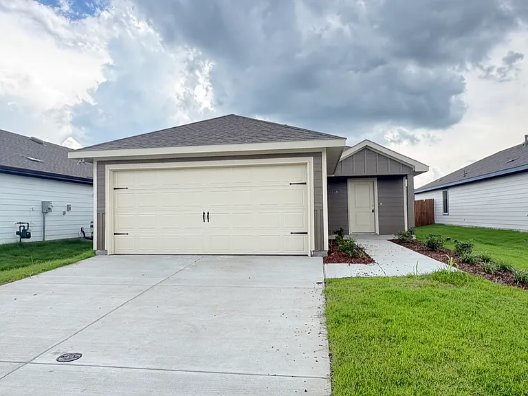 1144 Northfield Dr — Photo 1