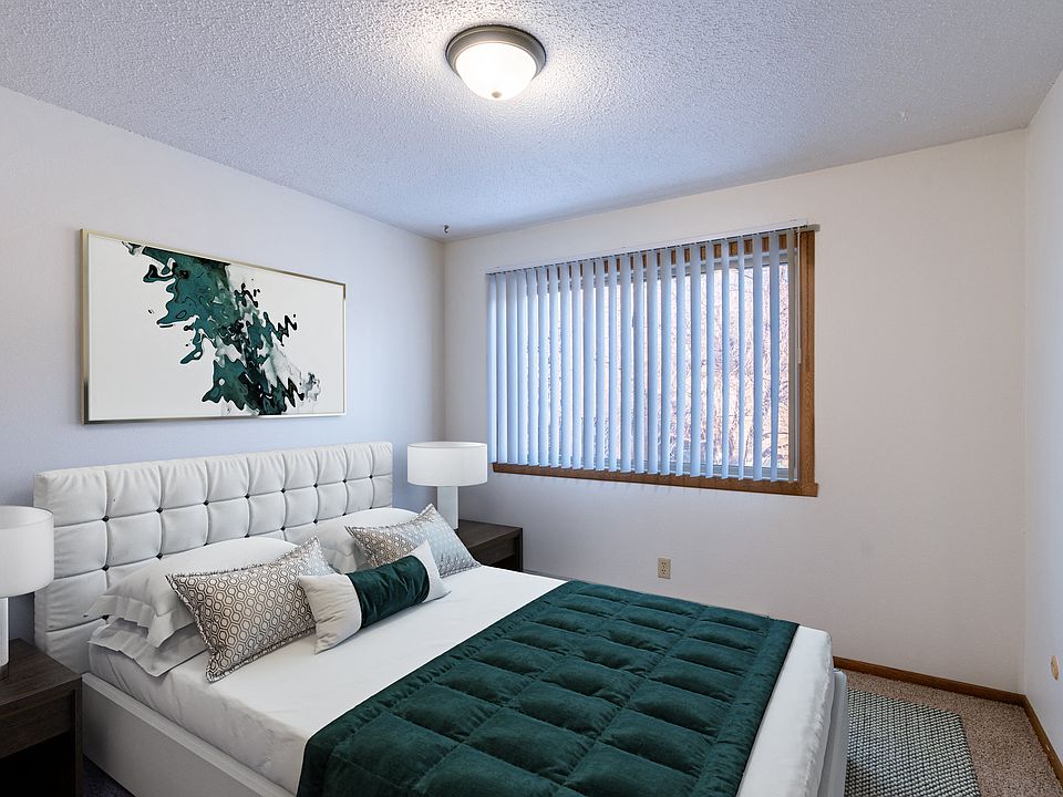 Grand Forks, ND Cedarwood Apartments | Bedroom