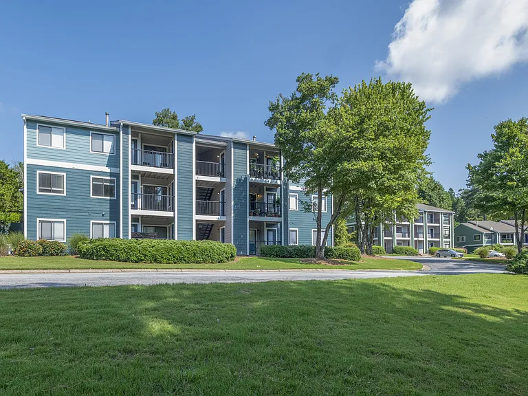 Pet-friendly 1 & 2 Bedroom Apartments - Wynnwood Vinings