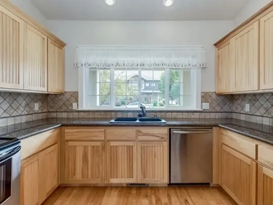 4 bed, 2361 sqft, $2,500 — Photo 4
