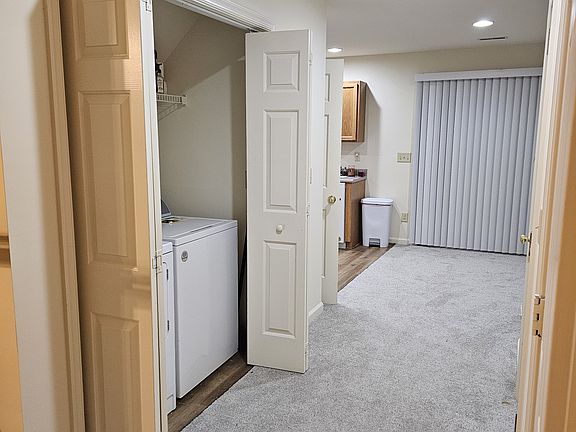 3rd image of 105 Greenwich Ct