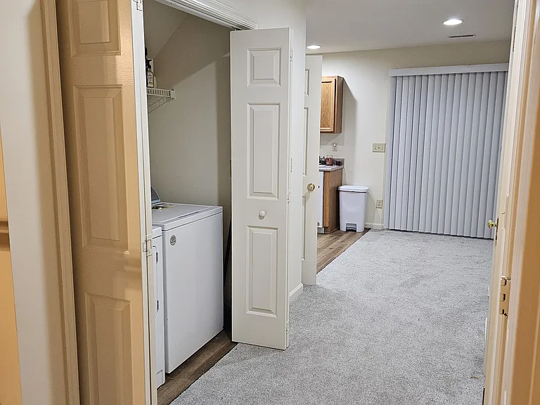 105 Greenwich Ct — Photo 3