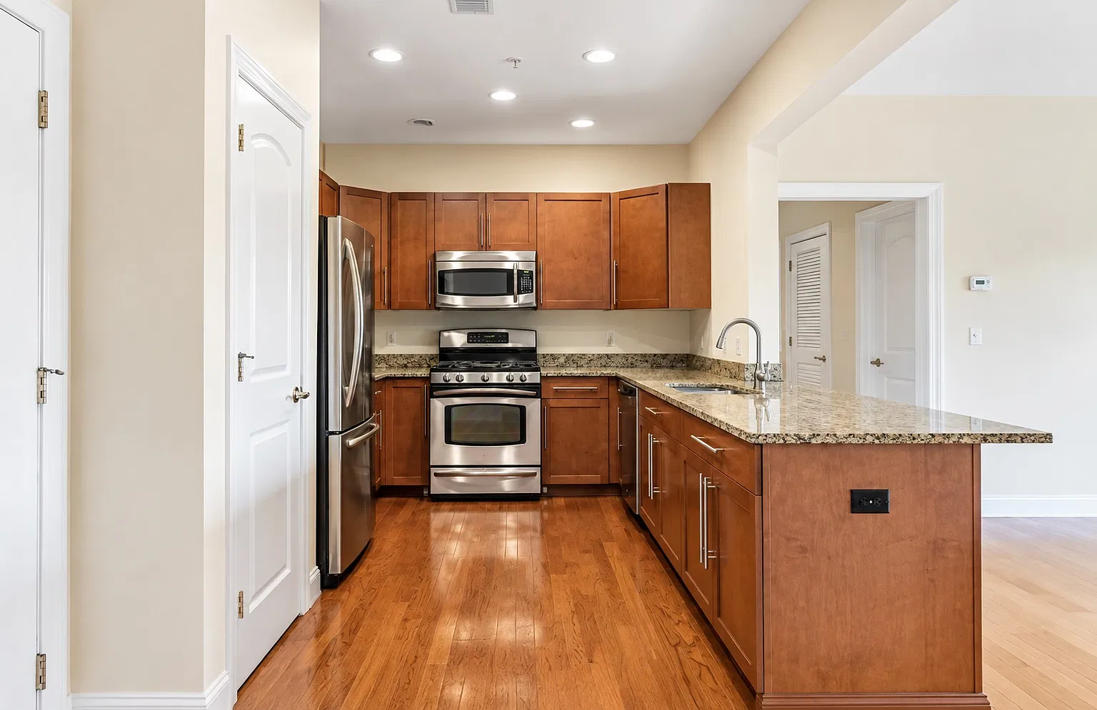 2 bed, 1183 sqft, $3,100 — Photo 3