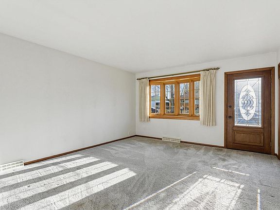 3rd image of 802 Forest CIRCLE