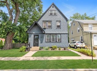 63 Stratford Ave, Williston Park, NY 11596