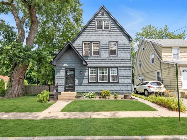 63 Stratford Avenue, Williston Park, NY 11596