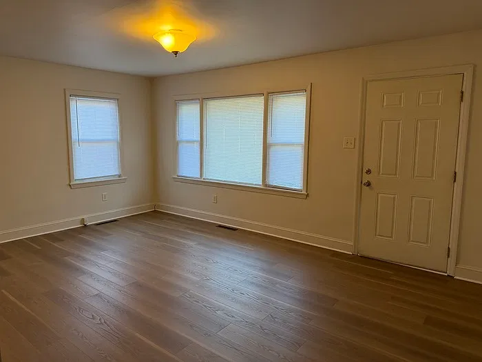 3 bed, 1.0 bath, 991 sqft, $900 — Photo 2