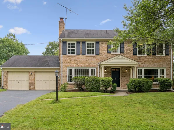 17 Orchard Way N, Rockville, MD 20854