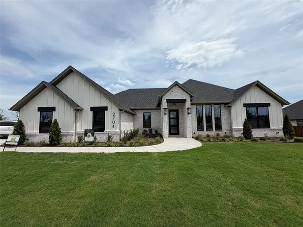2704 Village Rd, Granbury, TX 76049