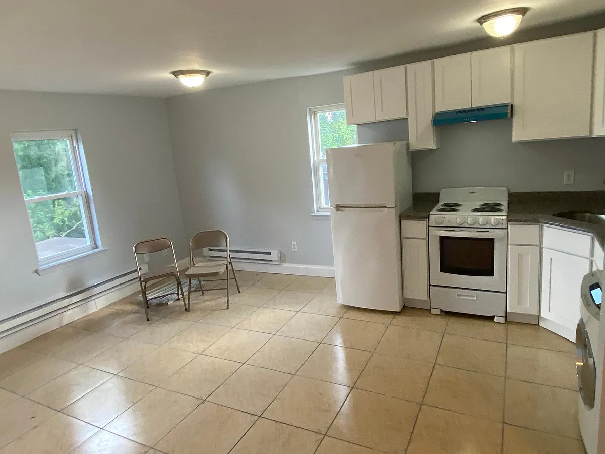 Building Photo - 170 Manheim St #3