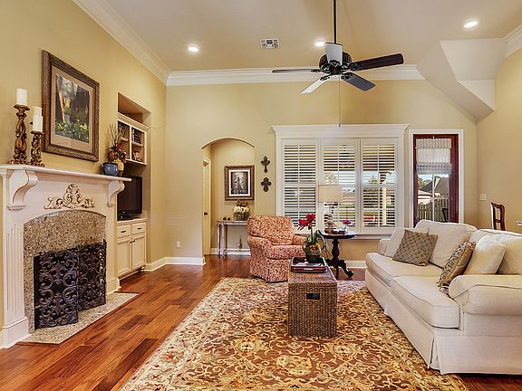 5th image of 309 La Villa Cir