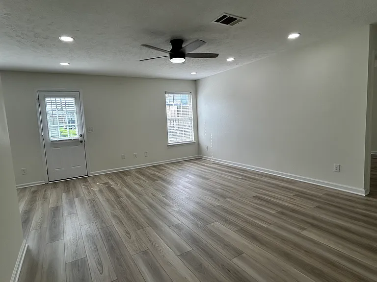 335 Sarna Dr — Photo 4
