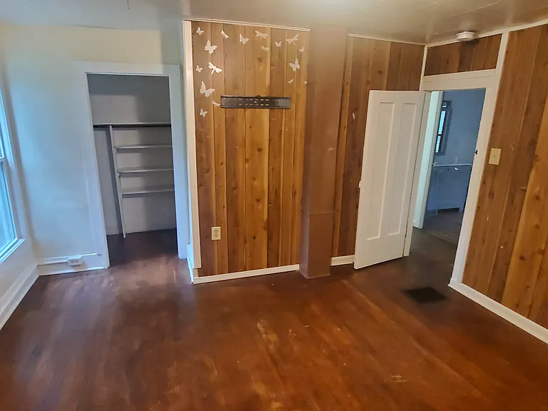 304 E James St — Photo 9