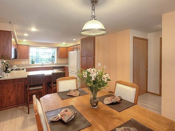 Kitchen & Dining