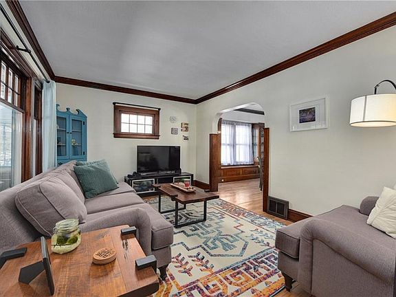 4th image of 2055 Clarence Ave
