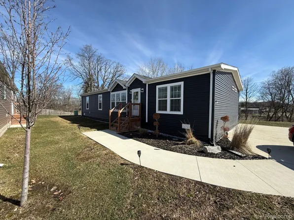 6450 Prince Blvd, Fenton, MI 48430