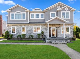 10 Alexander Ave, Hicksville, NY 11801