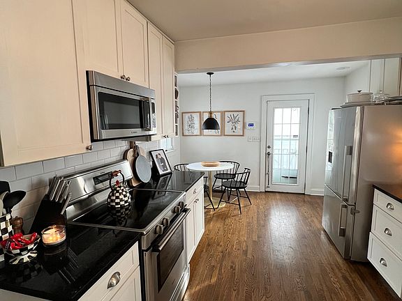 kitchen w/ small eating area