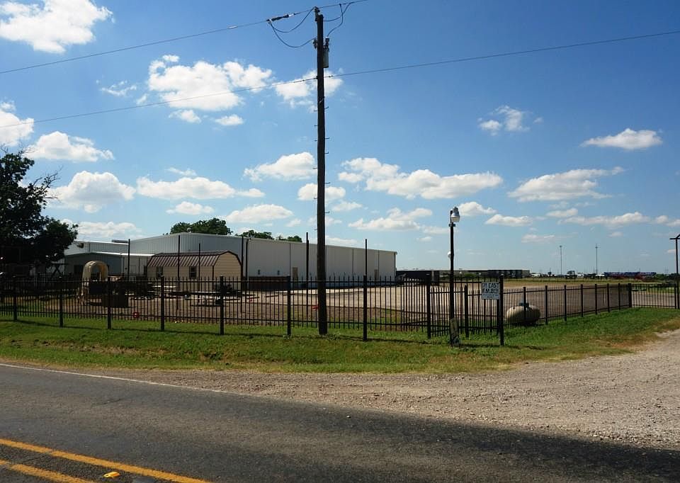 1st image of 121 E Fm 813