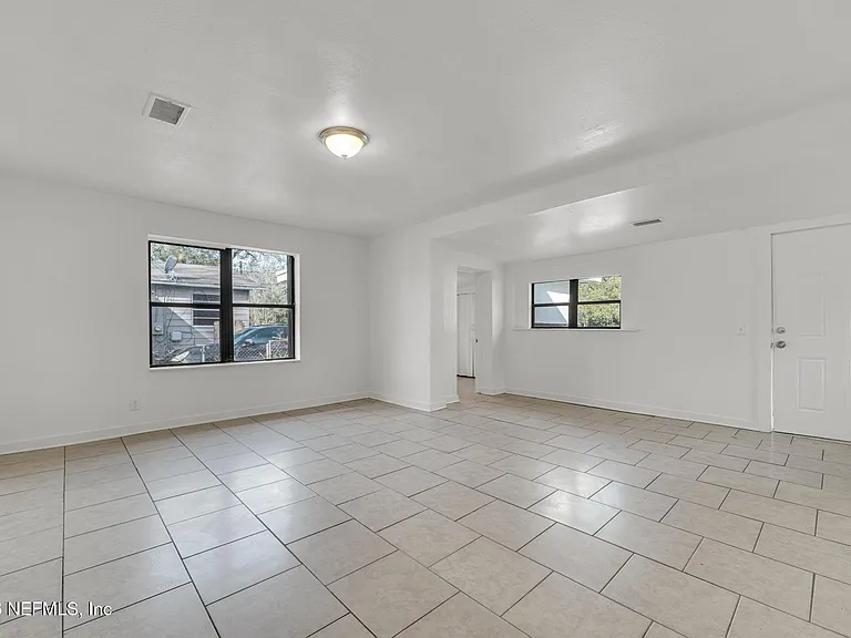 1830 W 27th St — Photo 7