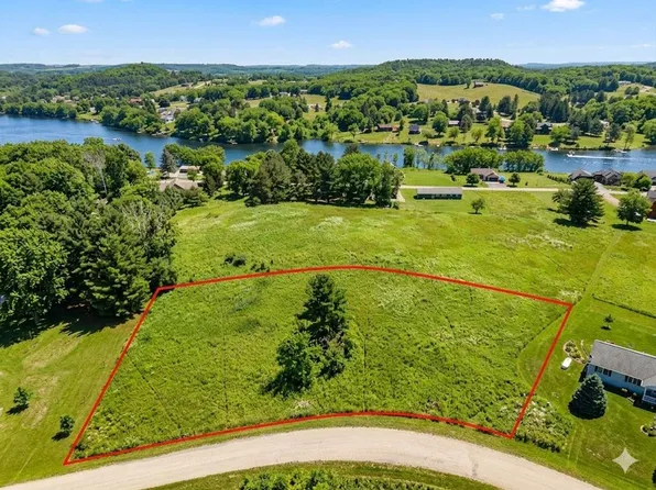 L483 Summit Point Dr #484, La Valle, WI 53941