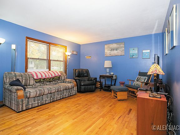 3rd image of 4444 Bonanza Dr NE