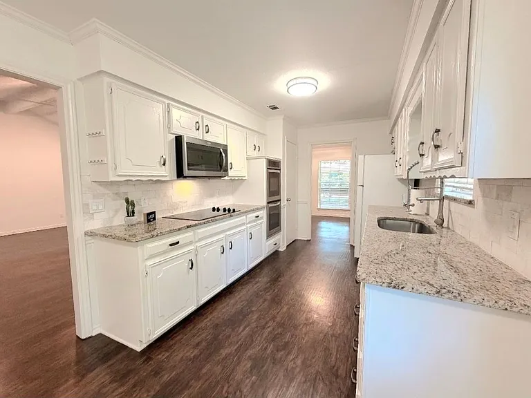 3433 Lynbrook Dr — Photo 2