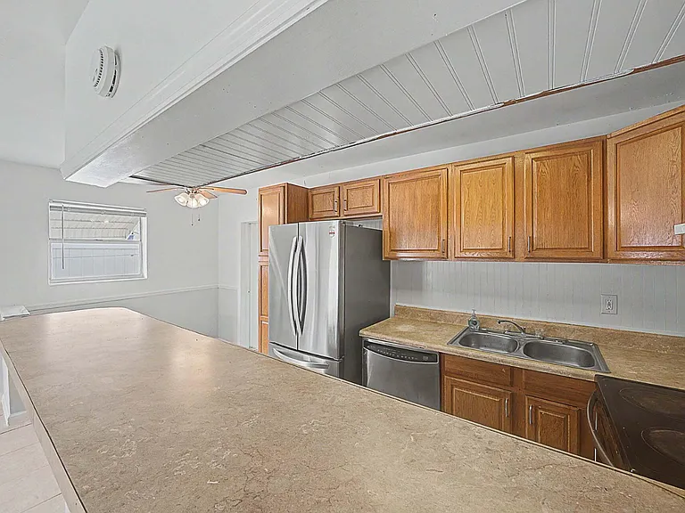 301 SE 21st Ave — Photo 2