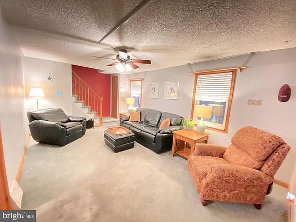 2nd image of 880 Quaint St