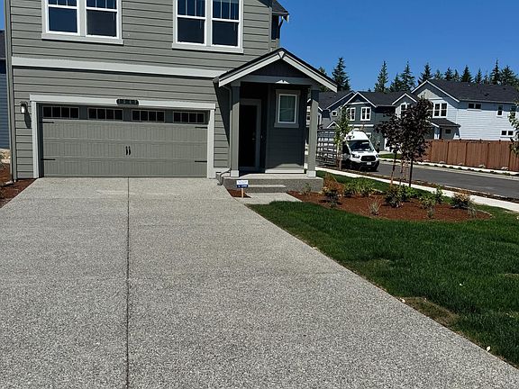 4 car driveway / can also be used for RV parking