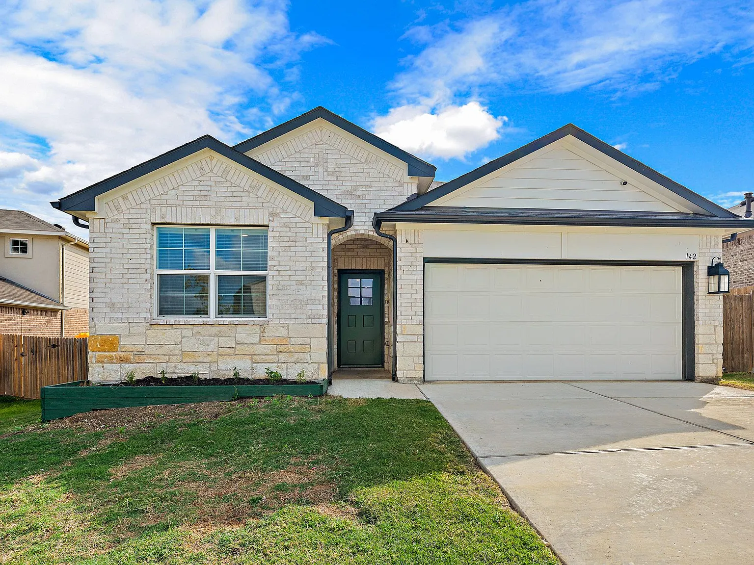 4 bed, 2.0 bath, 1922 sqft, $2,199 — Photo 3