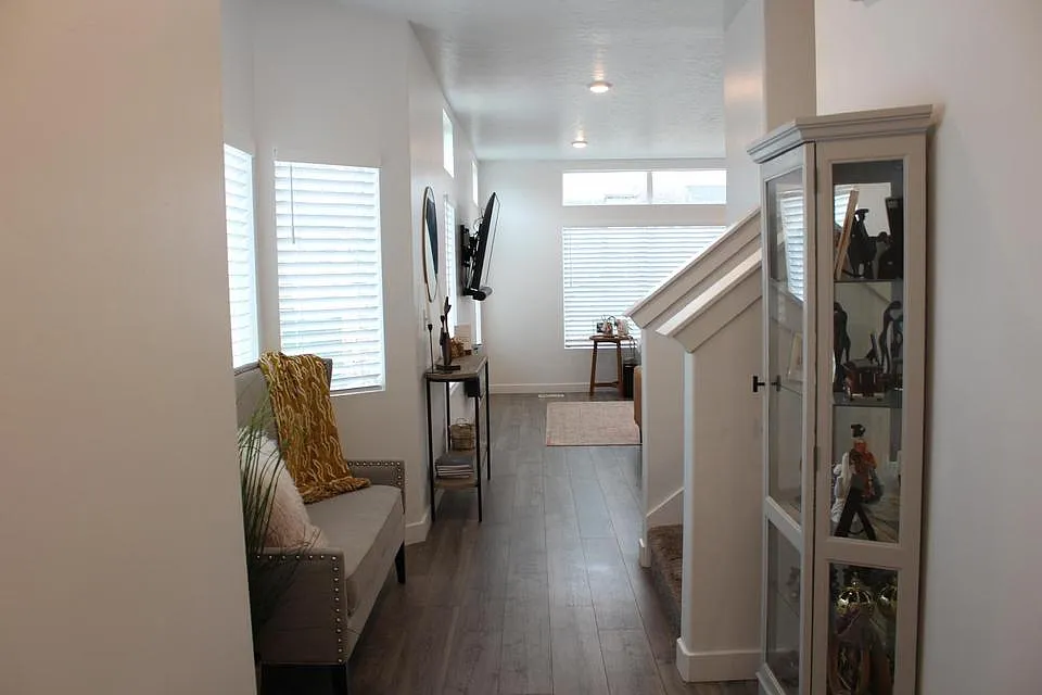 3 bed, 2.5 bath, 1900 sqft, $2,400 — Photo 2