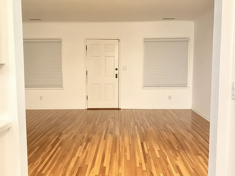 1615 Phillips Ln — Photo 2
