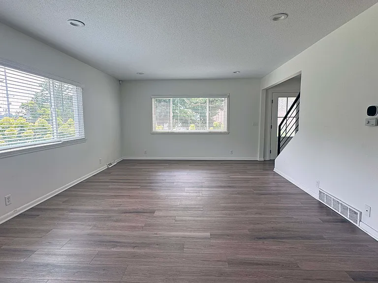 9012 Pacific St — Photo 4