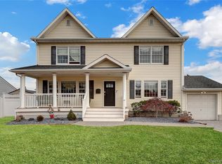 47 Syosset Cir, Syosset, NY 11791