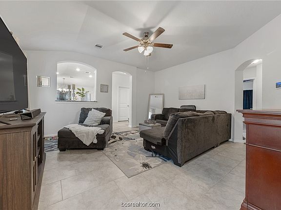 3rd image of 1941 Thorndyke Ln