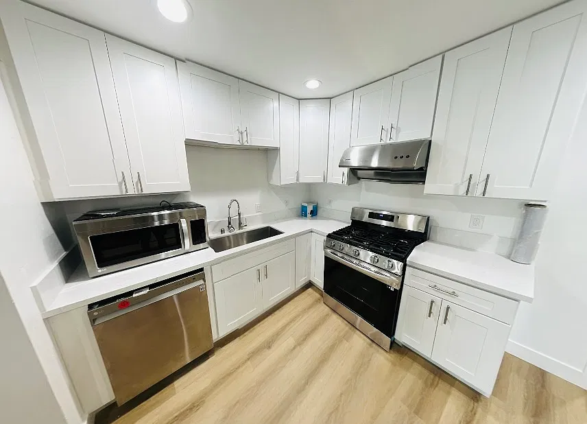 1173 W 37th Pl - USC DPS — Photo 3
