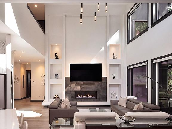 4th image of 2207 Riviera Pl