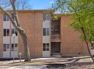 5821 Oakwood Dr APT A, Lisle, IL 60532