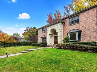 16 Vista Hill Rd, Great Neck, NY 11021