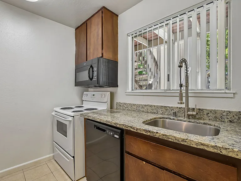Alvarado Parkside — Photo 12