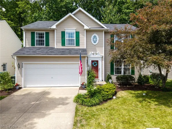 8524 Wayside Dr, Olmsted Falls, OH 44138