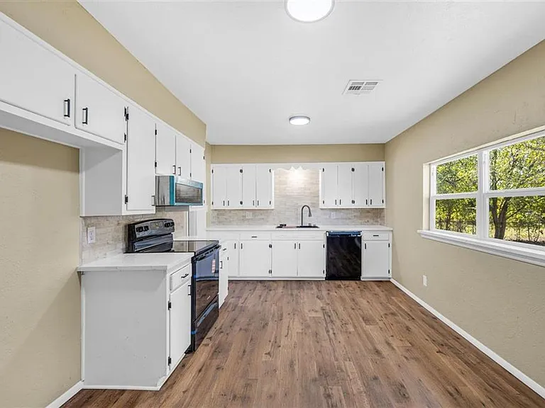 703 SE Sullivan Dr — Photo 4