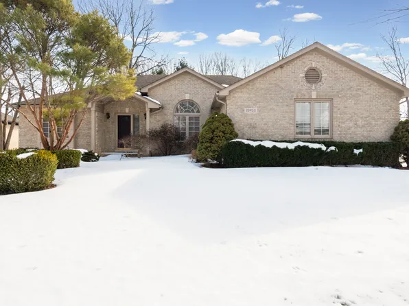 20450 Naves Dr, Clinton Township, MI 48038