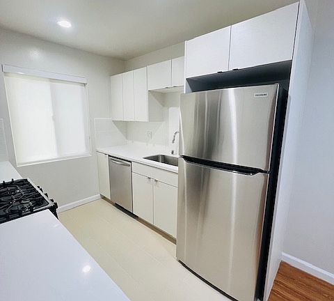 5th image of 11645 Mayfield Ave APT 5