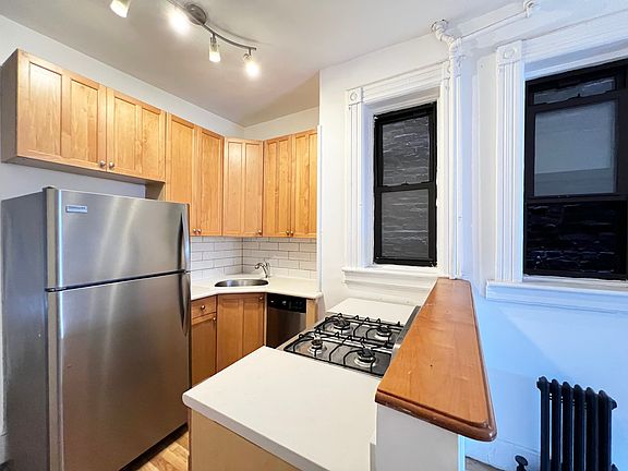 4th image of 539 Bergen St APT 3R