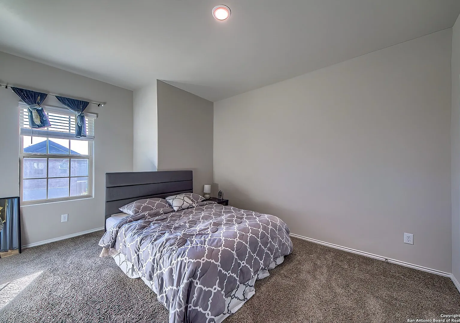 4 bed, 2194 sqft, $2,051 — Photo 2