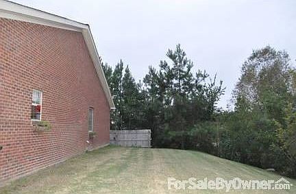End unit adjacent to common area
						:
						Get the feel of a large yard without the maintenance! You maintain to fence line