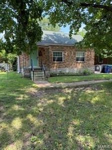 930 Sanders Dr, Saint Louis, MO, 63126
